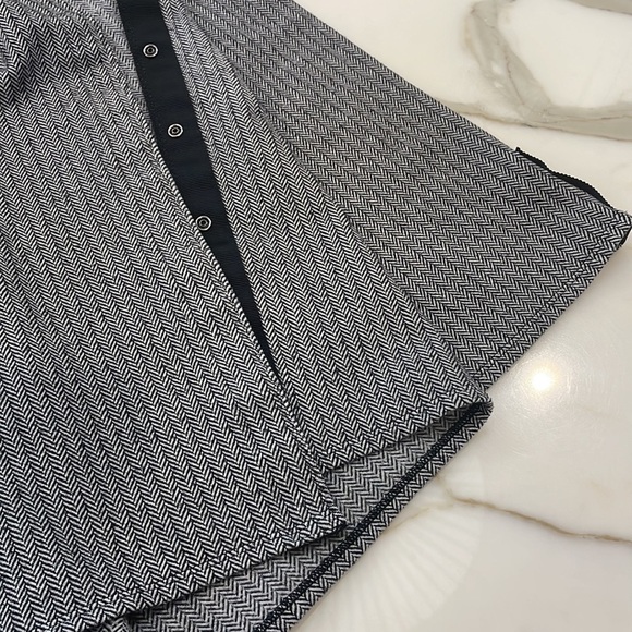 Lululemon Black and White Herringbone Vanessa Snap Scarf—Beautiful! EUC - Picture 5 of 5